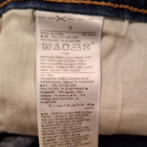 Old Navy Blue Jean Shorts with Cuffed Hem. Size 0 - Picture 5 of 6